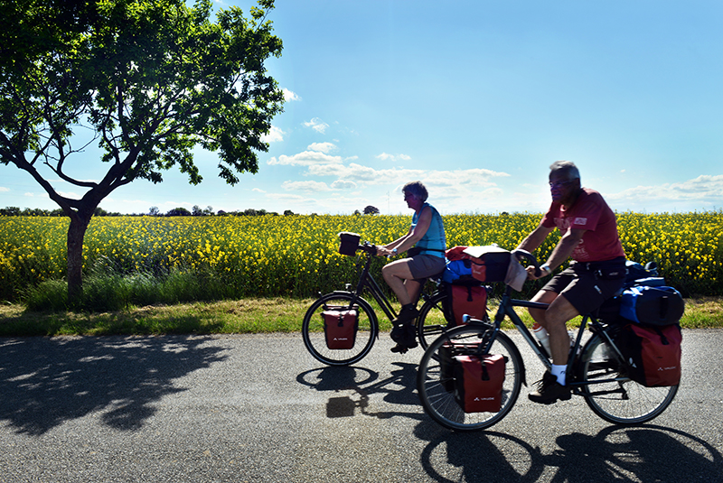 Par på cykelferie i naturen Par på cykelferie i naturen