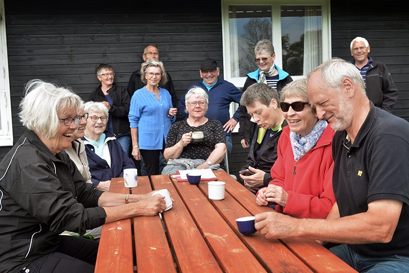 Ældre mennesker, der sidder og snakker over en kop kaffe Ældre mennesker, der sidder og snakker over en kop kaffe