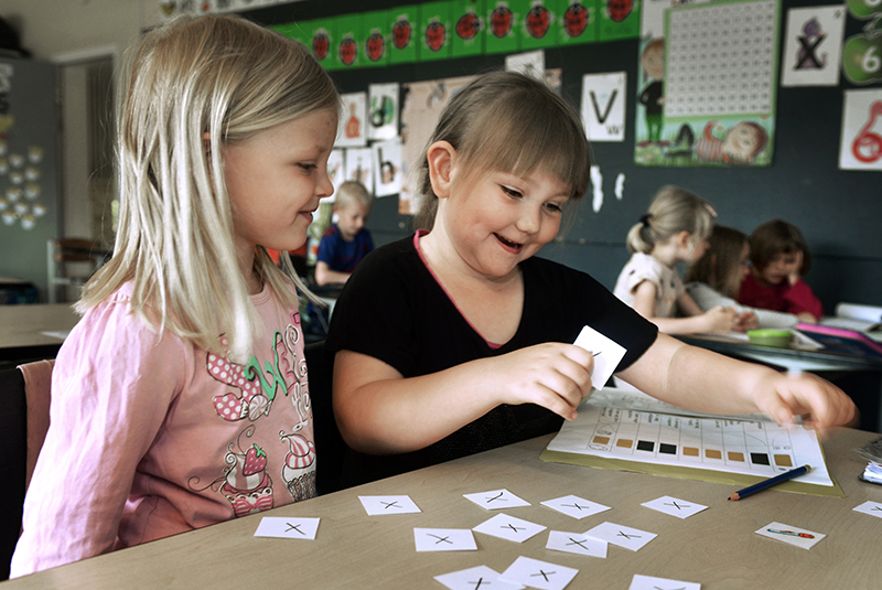 RougsoeSkolen-24052017_6561 To piger arbejder i klasseværelset.