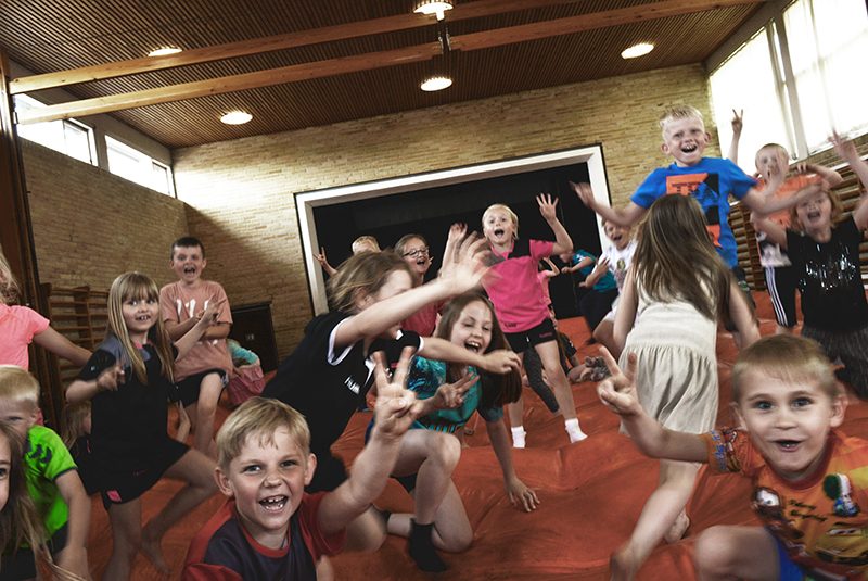 Børn der leger i en gymnastiksal Børn der leger i en gymnastiksal