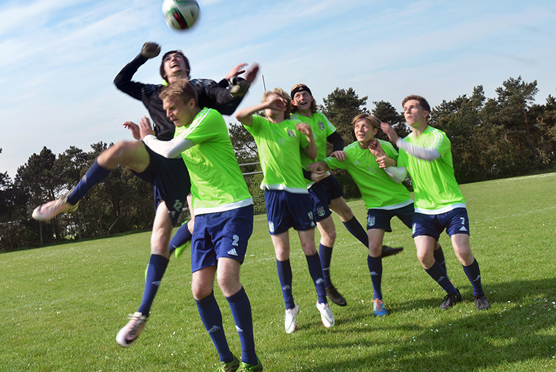 VidGymnasium-Grenaa-800x535px Unge mænd spiller fodbold