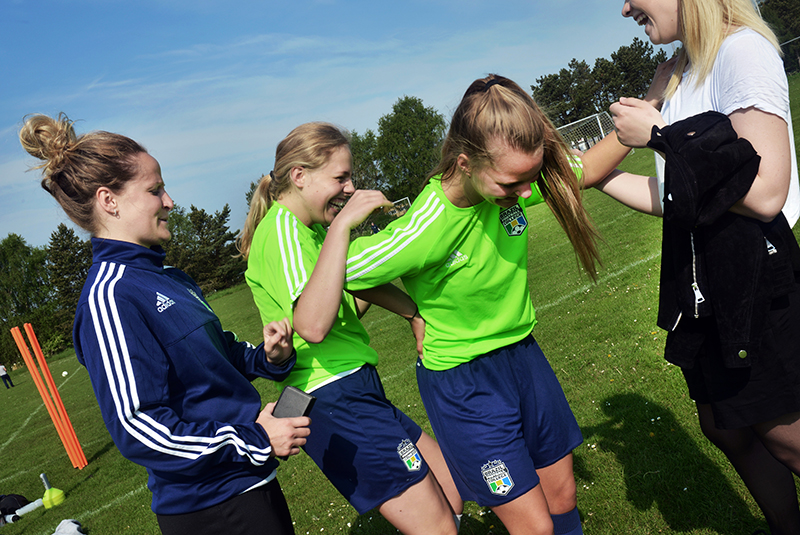 Piger dyrker sport og griner Piger dyrker sport og griner