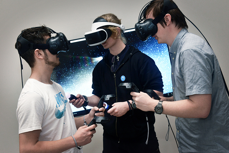 VidGymnasiun-Grenaa-23052017_6468 Tre unge med Virtual Reality-briller på