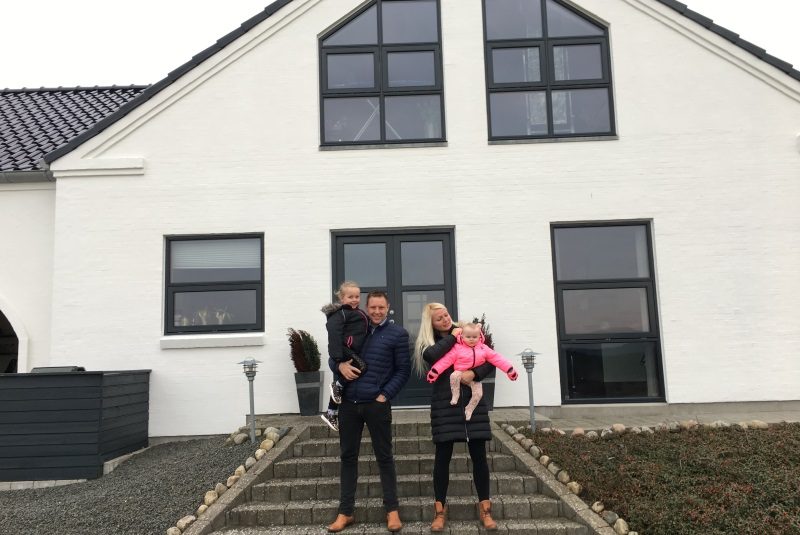 Foranhus_Auningcase Familie står foran deres nybyggede hus i Auning