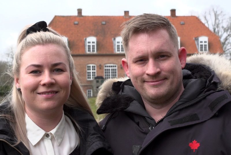 To tilflyttere: en mand og hans kone står foran deres herregård i Trustrup, Norddjurs Kommune