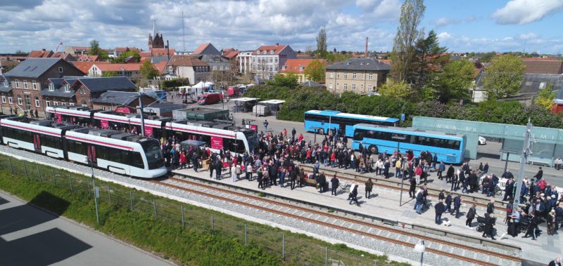 Grenaa Station med holdende letbanetog og mange mennesker Grenaa Station med holdende letbanetog og mange mennesker